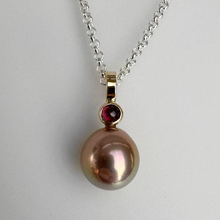 Venus Necklace with Rainbow Pearl and Garnet