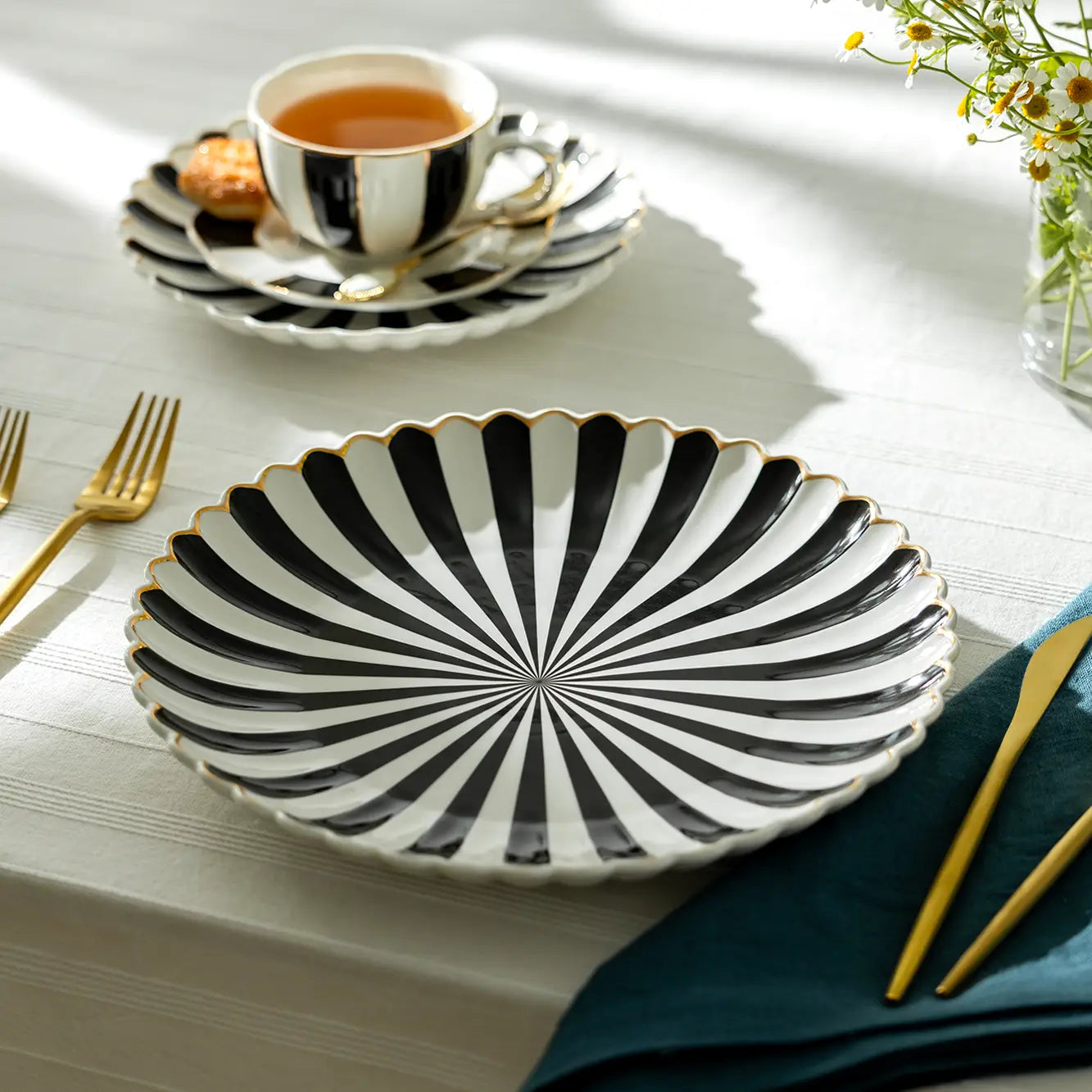 Black and White 10.75" Scallop Fine Porcelain Dinner Plate