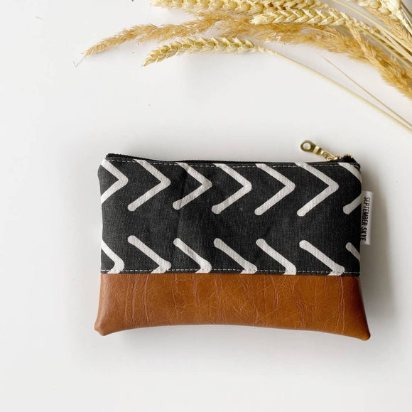 Coin purse in black and white arrow