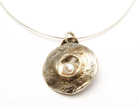 Reticulated pendant with pearl in motion