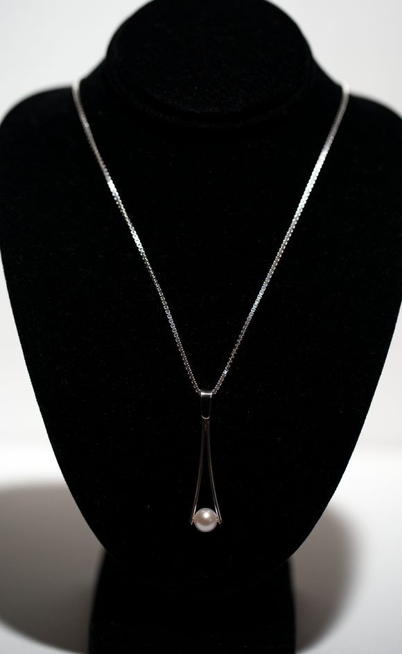 Tapered Pearl Necklace 
